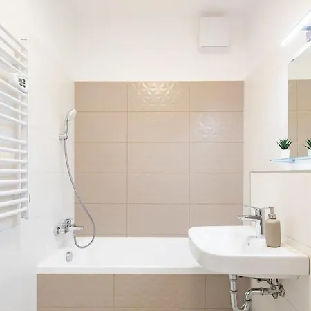 Rooftop Access - French Balcony - Daire Budapeşte