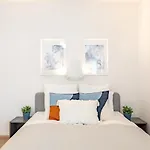Rooftop Access - French Balcony - ブダペスト