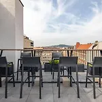 Rooftop Access - French Balcony - アパート