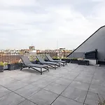アパート Rooftop Access - French Balcony - *