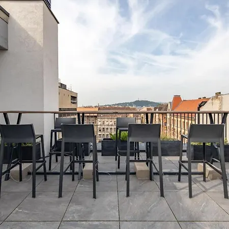 アパート Rooftop Access - French Balcony -