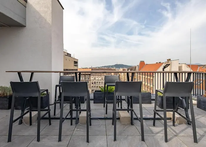 Rooftop Access - French Balcony - Appartamento