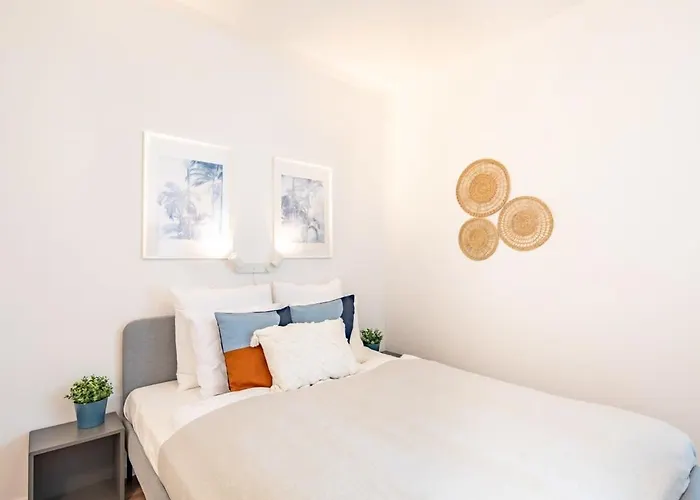 Rooftop Access - French Balcony - Apartament